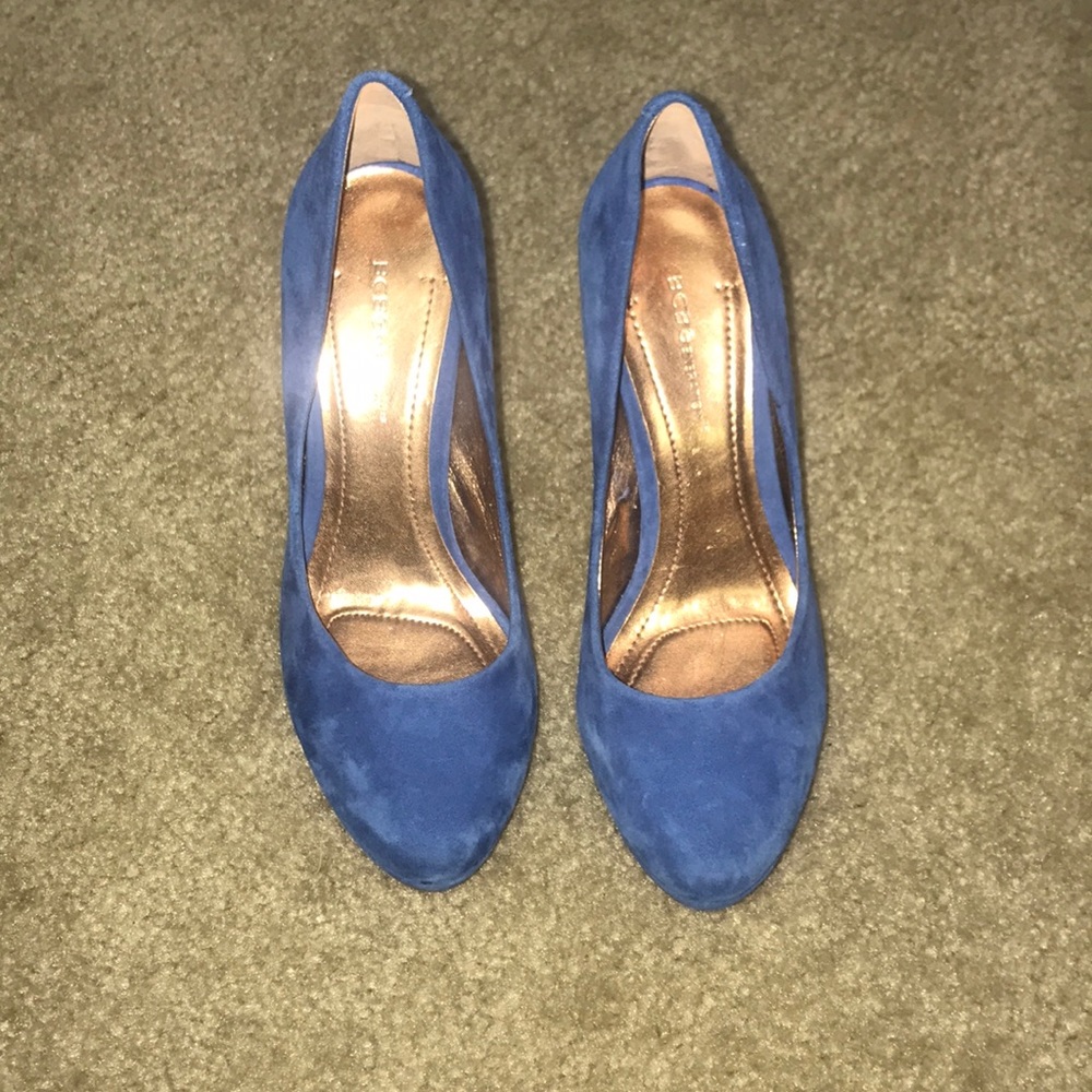 BCBG NEW Blue suede shoes! Well heals !! Size 8